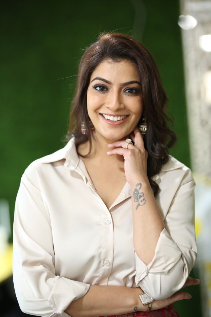 హను-మాన్ సినిమా గురించి తన మాటల్లో అద్భుతంగా సమాధానం చెప్పిన వారలక్ష్మి శరత్ కుమార్ 4 GANI6563