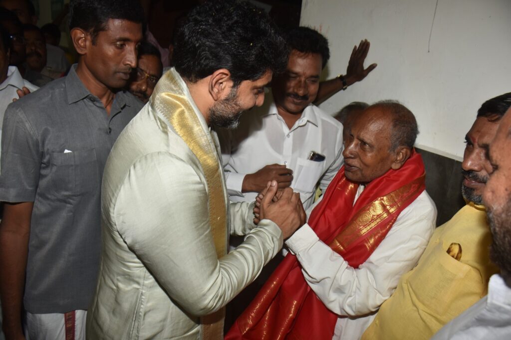 TTD బోర్డు మాజీ సభ్యుడు NTR రాజు ను కలిసి సత్కరించిన నారా లోకష్ 3 WhatsApp Image 2024 03 21 at 15.49.26 8987916d