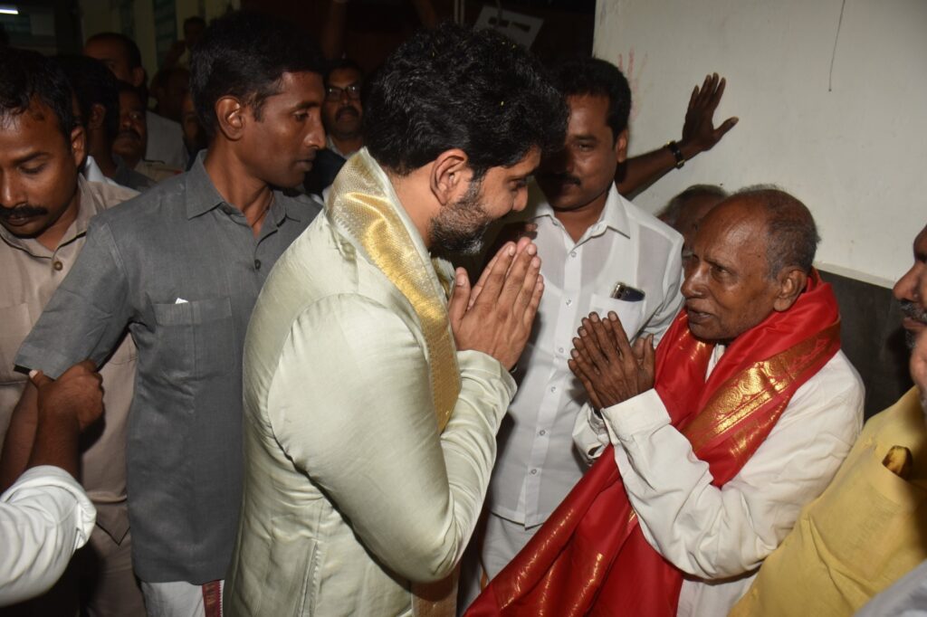 TTD బోర్డు మాజీ సభ్యుడు NTR రాజు ను కలిసి సత్కరించిన నారా లోకష్ 2 WhatsApp Image 2024 03 21 at 15.49.27 91c47bf7