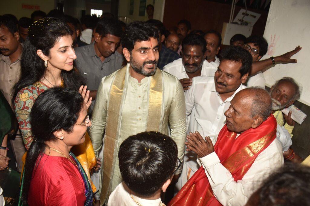 TTD బోర్డు మాజీ సభ్యుడు NTR రాజు ను కలిసి సత్కరించిన నారా లోకష్ 1 WhatsApp Image 2024 03 21 at 15.49.28 664e2bf5