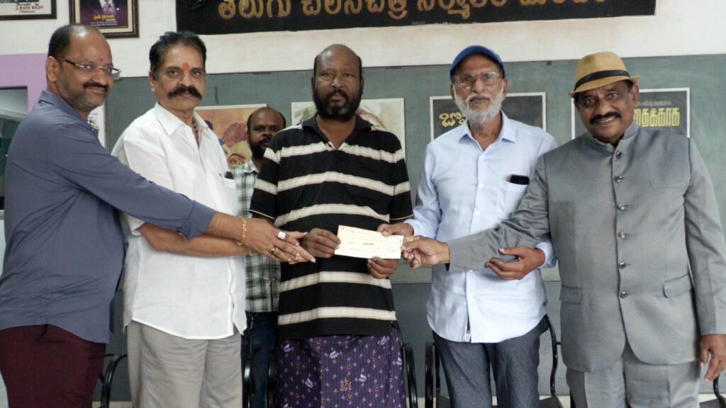 ఫిష్ వెంకట్ కి ఆర్థిక సహాయార్థం లక్ష రూపాయలు అందించిన నిర్మాత చదలవాడ శ్రీనివాసరావు గారు - చెక్కును అందించిన టి ఎఫ్ పి సి ట్రెజరర్, నిర్మాత రామసత్యనారాయణ, టి ఎఫ్ పి సి సెక్రటరీ టి. ప్రసన్నకుమార్, దర్శకుడు కె. అజయ్ కుమార్,తెలుగు ఫిలిం ఫెడరేషన్ ప్రెసిడెంట్ అనిల్ 1 WhatsApp Image 2024 09 04 at 18.21.32 d4fabefc