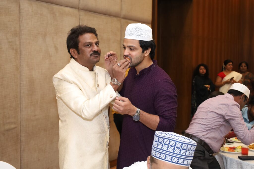 రాడిసన్ బ్లూ హోటల్ లో ఇఫ్తార్ విందులో పాల్గొన్న లయన్ కిరణ్, బిగ్ బాస్ సోహెల్ 3 WhatsApp Image 2025 03 18 at 10.27.44 2f533c69