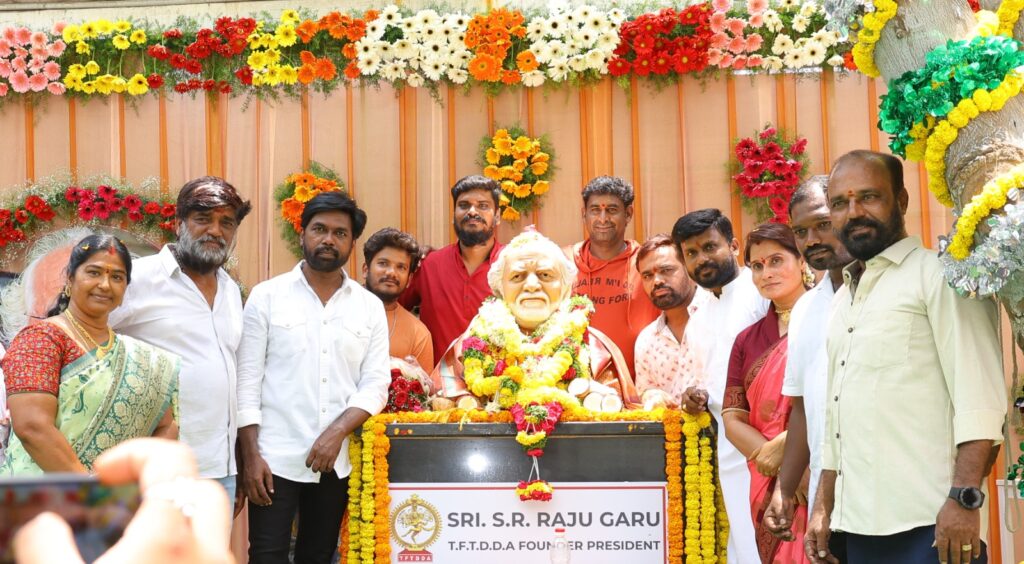 ఘనంగా ముక్కురాజ్ మాస్టర్ విగ్రహావిష్కరణ వేడుక 4 1000381046