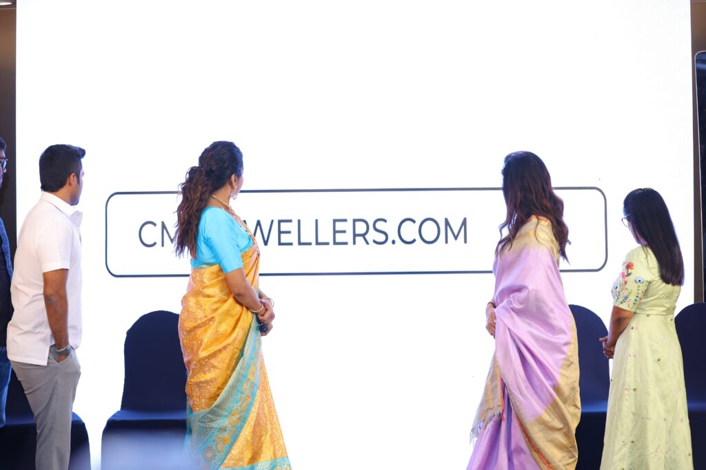 ప్రముఖ సింగర్ సునీత, యాంకర్ సుమ గారి చేతుల మీదుగా సి.ఎం.ఆర్ లెగసీ ఆఫ్ జ్యువలరీ వెబ్ సైట్ మరియు క్యారెట్ కాయిన్ ప్రారంభం 2 WhatsApp Image 2025 04 14 at 08.57.54 fe756e1d
