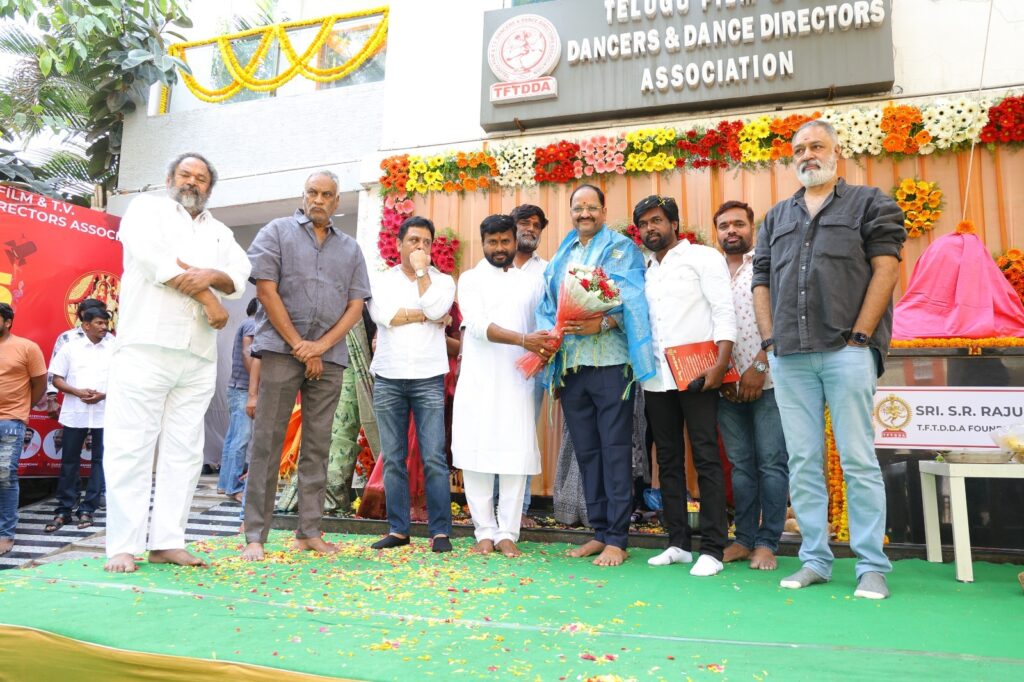 ఘనంగా ముక్కురాజ్ మాస్టర్ విగ్రహావిష్కరణ వేడుక 2 WhatsApp Image 2025 04 23 at 18.45.35 4ee56b81