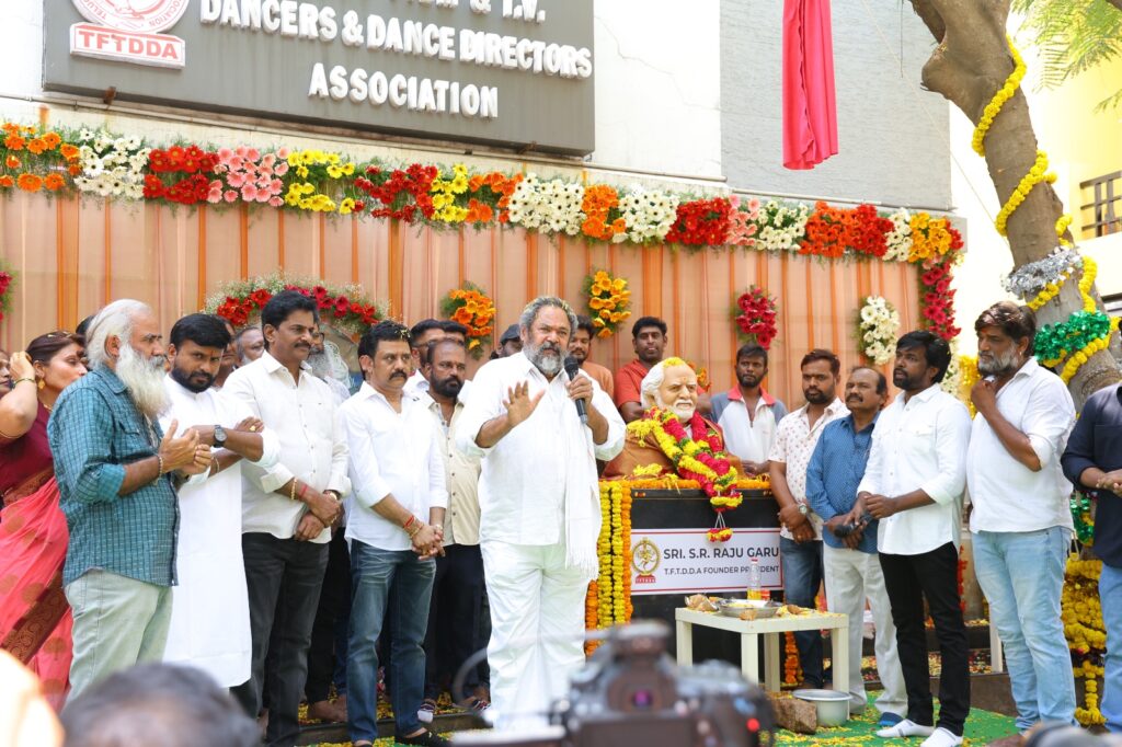 ఘనంగా ముక్కురాజ్ మాస్టర్ విగ్రహావిష్కరణ వేడుక 3 WhatsApp Image 2025 04 23 at 18.48.20 c2ae1ad6