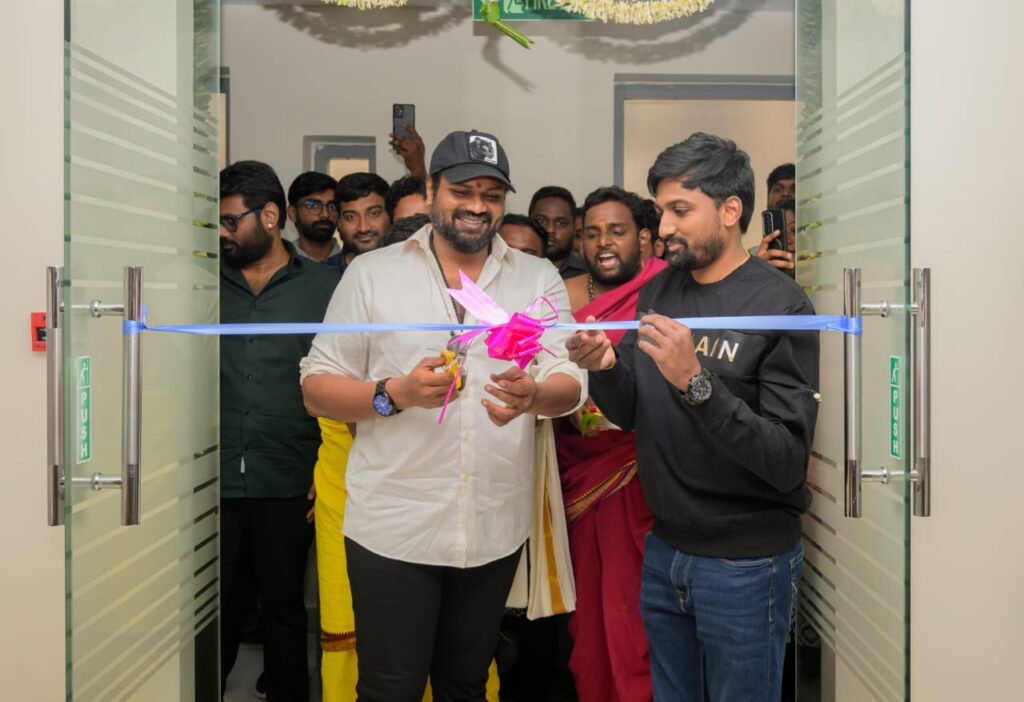 రాకింగ్ స్టార్ మంచు మనోజ్ చేతుల మీదుగా అలంకార ఈవెంట్ డెకార్ కంపెనీ ప్రారంభం 3 WhatsApp Image 2025 07 11 at 17.36.27 e70d7375