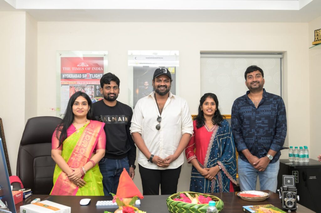 రాకింగ్ స్టార్ మంచు మనోజ్ చేతుల మీదుగా అలంకార ఈవెంట్ డెకార్ కంపెనీ ప్రారంభం 2 WhatsApp Image 2025 07 11 at 17.36.59 a930f0e9