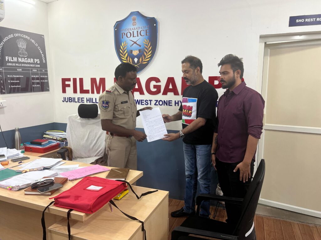 'విర్జిన్ బాయ్స్' చిత్ర బృందాన్ని బెదిరిస్తున్న పూల చొక్కా నవీన్ 1 WhatsApp Image 2025 07 12 at 15.19.40 75c150ae