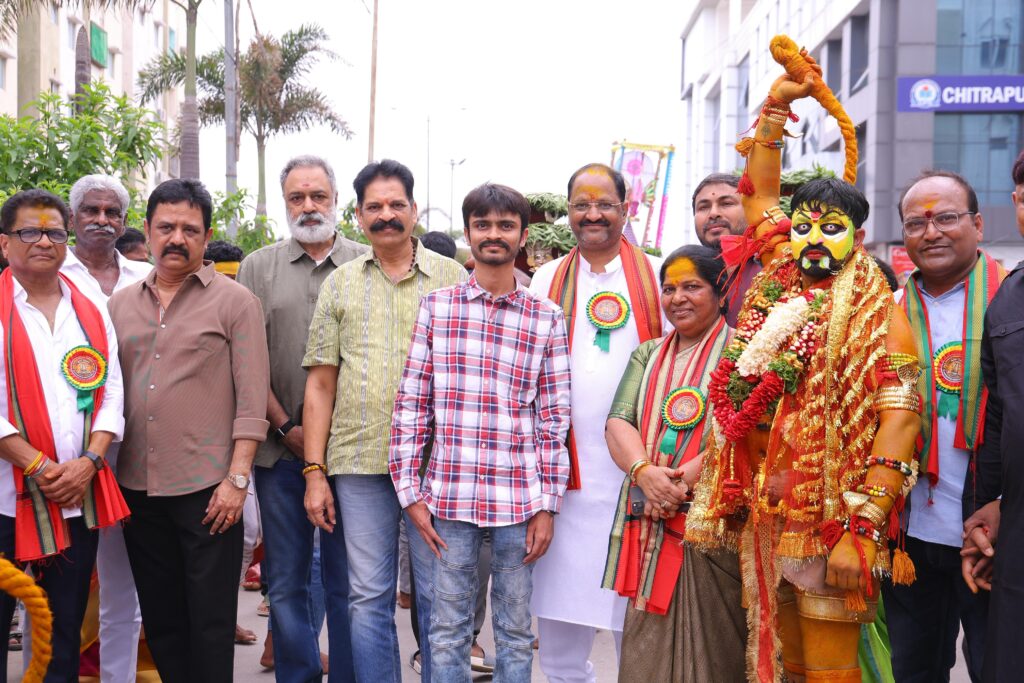 చిత్రపురి కాలనీ ప్రెసిడెంట్ వల్లభనేని అనిల్ ఆధ్వర్యంలో చిత్రపురి బోనాలు 2 WhatsApp Image 2025 07 20 at 18.48.35 7130e96c