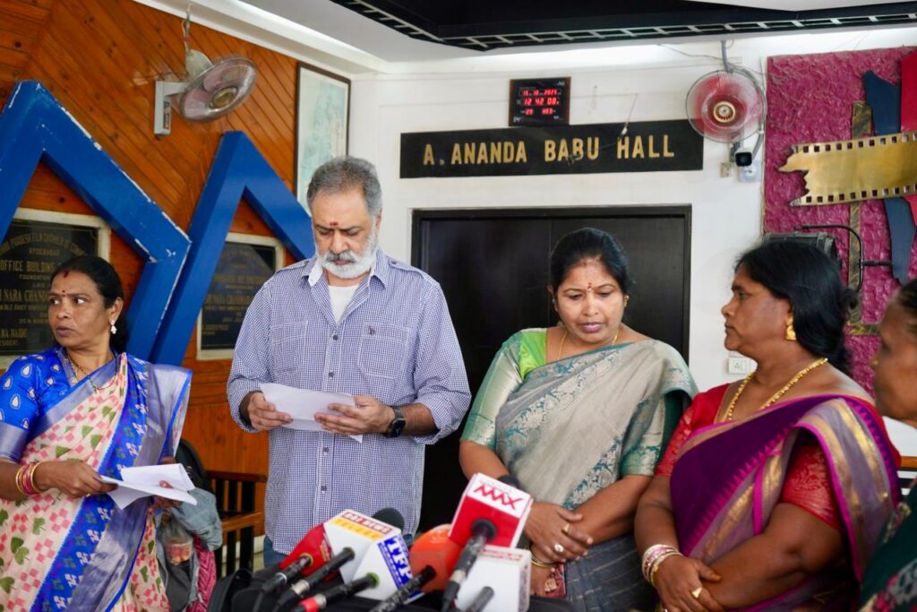 చాంబర్ ను ముట్టడించిన మహిళా సంఘాలు 1 WhatsApp Image 2025 10 15 at 18.18.50 ef68e768