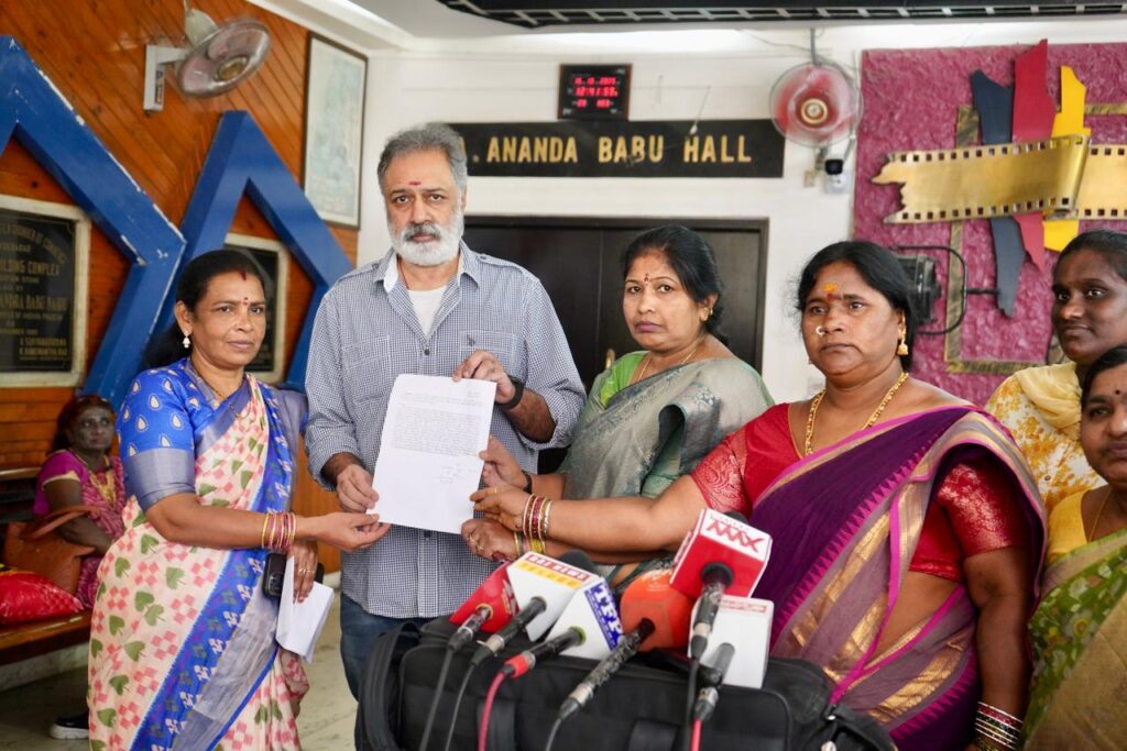 చాంబర్ ను ముట్టడించిన మహిళా సంఘాలు 2 WhatsApp Image 2025 10 15 at 18.18.50 f3ffd357