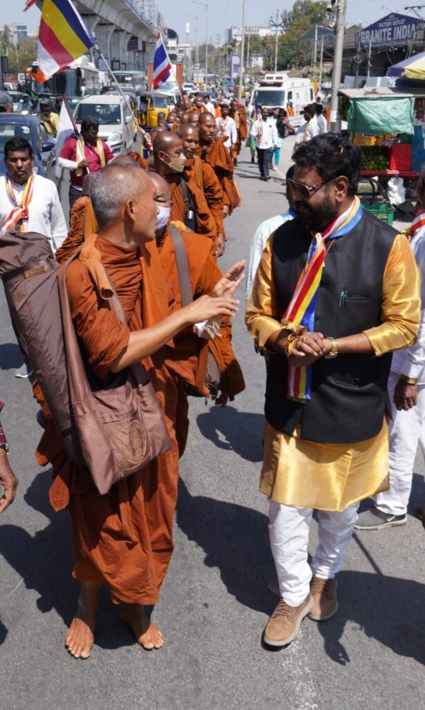 ప్రపంచ బౌద్ధ దేశాలలో షూటింగ్ చేస్తున్న "కింగ్ బుద్ద" చిత్రం – ప్రపంచ శాంతి కోసం పాదయాత్రలో పాల్గొన్న హాలీవుడ్ డైరెక్టర్ సత్యారెడ్డి 1 1001089729