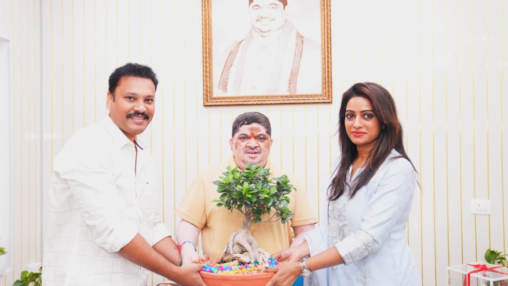 అణగారిన మహిళల సంక్షేమం కోసం తెలంగాణ బీసీ సంక్షేమ మరియు రవాణా శాఖ మంత్రి శ్రీ పొన్నం ప్రభాకర్ గారిని కలిసిన ప్రముఖ యాంకర్ & ఆర్టిస్ట్ ఉదయ భాను గారు 1 1001138958