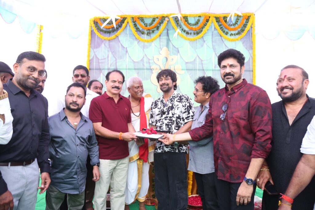 హనుమాన్ ఫిలిం ఫ్యాక్టరీ బ్యానర్ పై వరుణ్ సందేశ్, జెమిని సురేష్ ప్రధాన పాత్రలలో శ్రీనివాస్ గుండ్రెడ్డి దర్శకత్వంలో పూజా కార్యక్రమాలతో ఘనంగా "బ్లాక్ మెయిల్" చిత్ర ప్రారంభం 4 WhatsApp Image 2026 05 17 at 3.16.13 PM