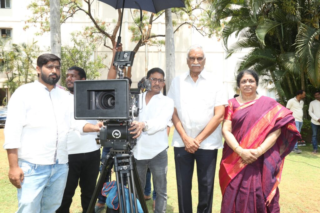 హనుమాన్ ఫిలిం ఫ్యాక్టరీ బ్యానర్ పై వరుణ్ సందేశ్, జెమిని సురేష్ ప్రధాన పాత్రలలో శ్రీనివాస్ గుండ్రెడ్డి దర్శకత్వంలో పూజా కార్యక్రమాలతో ఘనంగా "బ్లాక్ మెయిల్" చిత్ర ప్రారంభం 3 WhatsApp Image 2026 05 17 at 3.16.15 PM