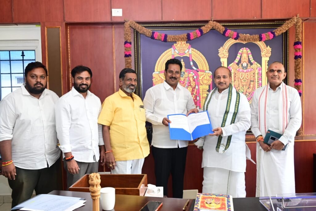 టీటీడీ చైర్మన్ బీఆర్ నాయుడు గారిని మర్యాదపూర్వకంగా కలిసి ఆశీర్వాదాలు తీసుకున్న టీటీడీ ఎస్విబిసి చైర్మన్ శ్రీధర్ వర్మ - టీటీడీ ఈఓ ముద్దాడ రవిచంద్ర, టీటీడీ తిరుపతి జేఈవో శరత్ గారిని కలిసి నియామక పత్రాన్ని అందుకున్న టీటీడీ ఎస్వీబీసీ చైర్మన్ శ్రీధర్ వర్మ - అడిషనల్ ఈఓ వెంకయ్య చౌదరి గారిని, టీటీడీ బోర్డు సభ్యులు సంతారావు గారిని మర్యాదపూర్వకంగా కలిసిన టీటీడీ ఎస్విబిసి చైర్మన్ శ్రీధర్ వర్మ 1 IMG 20260814 WA0046